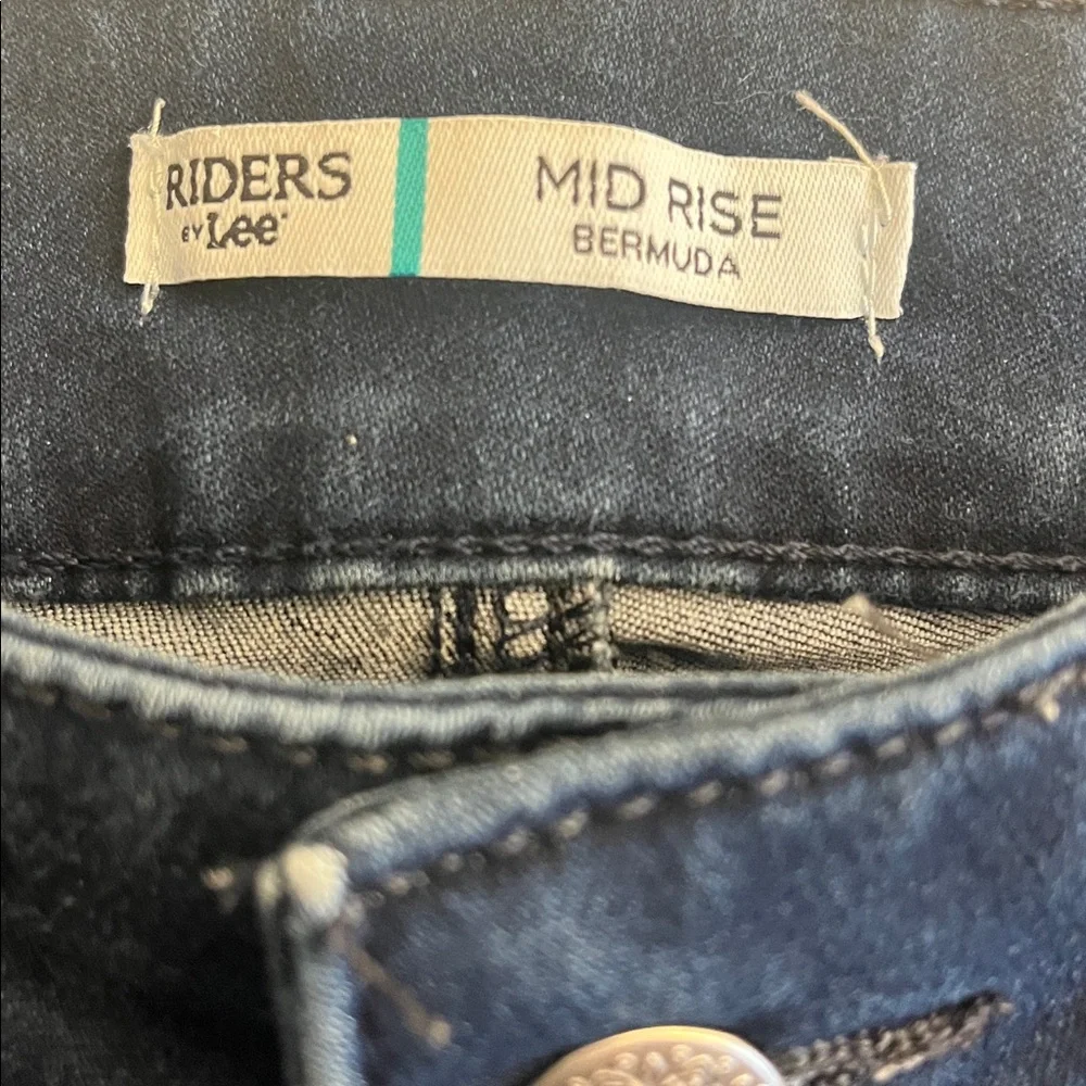 Women's Size 10 Mid Rise Lee Riders Bermuda Shorts - Picture 2 of 9